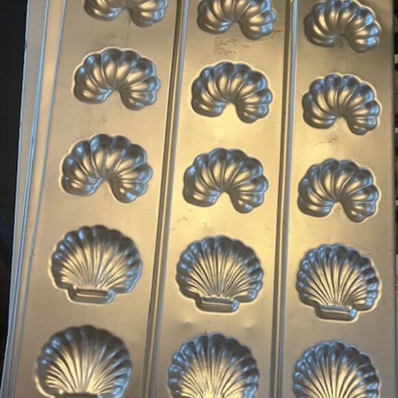 Vintage 5 Wilton Chocolate molds - Picture 4 of 8
